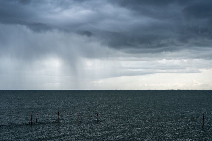Regen boven het IJsselmeer par Wim Slootweg