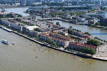 Roeiwedstrijd op de rivier de Maas tijdens de Wereldhavendagen in Rotterdam, met Noordereiland op de achtergrond, gezien vanuit de lucht van Studio LE-gals