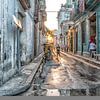 Une rue pleine d'ambiance à La Havane sur Ferdinand Mul