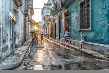 Une rue pleine d'ambiance à La Havane sur Ferdinand Mul