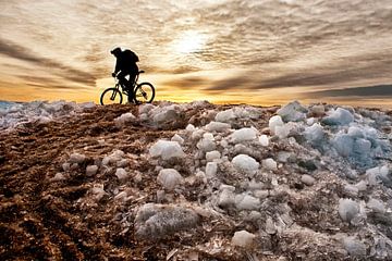 Mountainbiker op ijsberg van Fokje de Vries-Otter