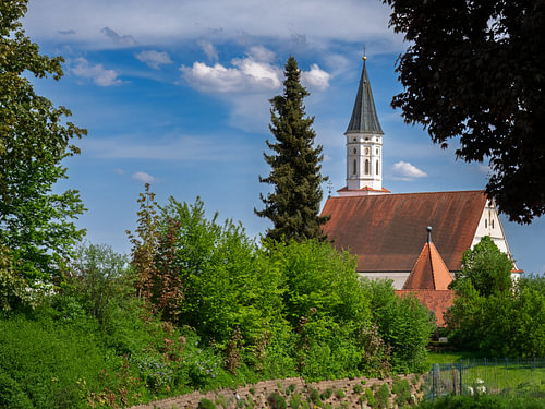 Dorpskerk in het Donau-Ries tussen groene bomen