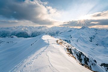Winterachtig en zonnig uitzicht over de bergen van Tannheim van Leo Schindzielorz
