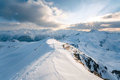Winterachtig en zonnig uitzicht over de bergen van Tannheim