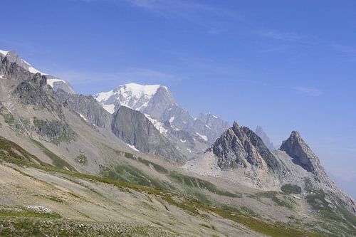 Mont Blanc bergwereld en TMB panorama - adembenemende Alpine fotografie met gletsjers en bergtoppen. Koop nu de perfecte alpine muurschildering of canvas motief online.