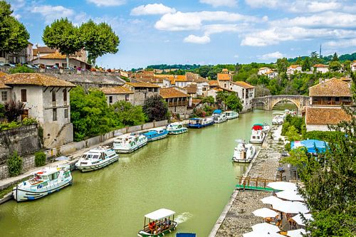 Stadsgezicht rond groen gekleurde rivier