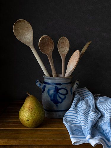 Nostalgisch stilleven met Keulse Pot, lepels en peer