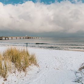 Strandpad met sneeuw in de Baltische badplaats Göhren van Mirko Boy