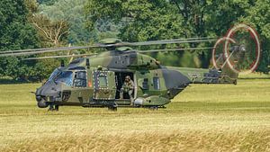 Zwei gelandete NH-90-Hubschrauber der Luftwaffe.