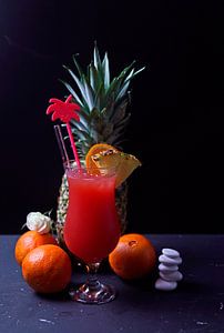 Ananas-Pfirsich-Orange-Cocktail im Glas.