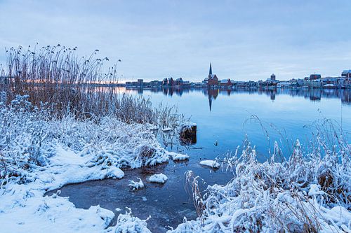 Uitzicht over de Warnow naar de Hanzestad Rostock in de winter