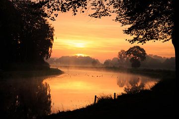 sfeervolle zonsopgang aan de Berkel van Wicher Oort