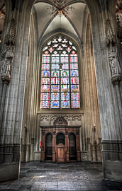 Gotische Kirche mit Glasmalerei von Troy Wegman