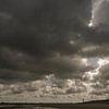 Wolken boven strand bij Nieuwvliet van Edwin van Amstel