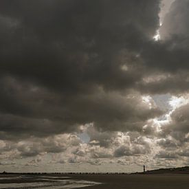 Wolken boven strand bij Nieuwvliet van Edwin van Amstel