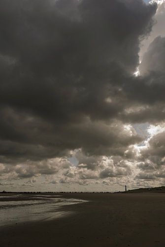 Wolken über dem Strand bei Nieuwvliet von Edwin van Amstel