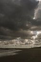 Wolken über dem Strand bei Nieuwvliet von Edwin van Amstel Miniaturansicht