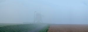Brume matinale au moulin dans le champ