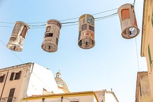 Leinenlaternen in einer Straße in Alghero auf Sardinien