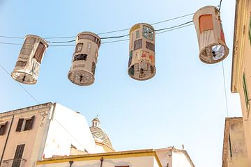 Leinenlaternen in einer Straße in Alghero auf Sardinien von Eric van Nieuwland