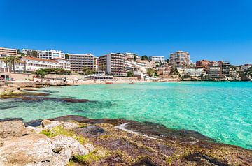 Cala Major is een schilderachtige baai in het zuidwesten van Palma de Mallorca van Alex Winter