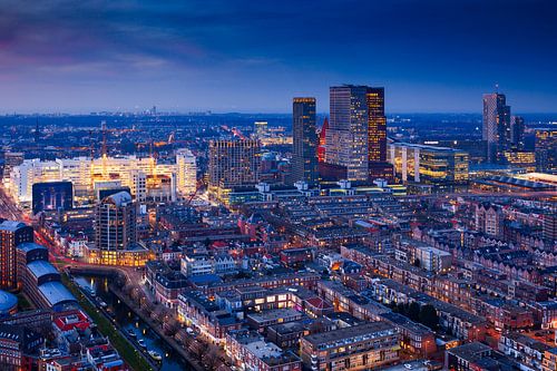 skyline van Den Haag kort na zonsondergang