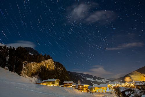 Ster sporen in de lucht tijdens een koude winter nacht