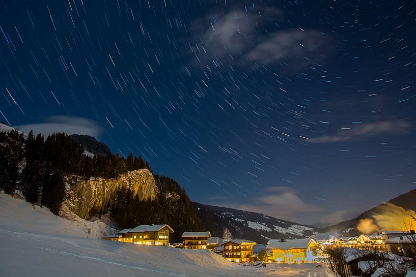 Ster sporen in de lucht tijdens een koude winter nacht van Marcel van den Bos