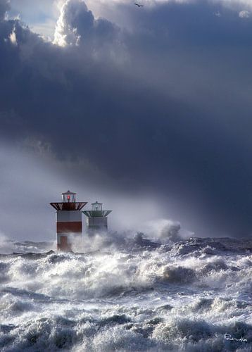Vuurtorens in storm op Scheveningen
