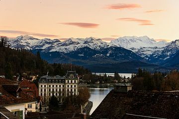Thun in avondlicht van Aron Weidenaar
