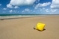 Gele zeeboei op het strand van Saint-Martin de Bréhal in Frankrijk van Ricardo Bouman thumbnail