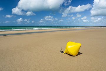 Gele zeeboei op het strand van Saint-Martin de Bréhal in Frankrijk van Ricardo Bouman