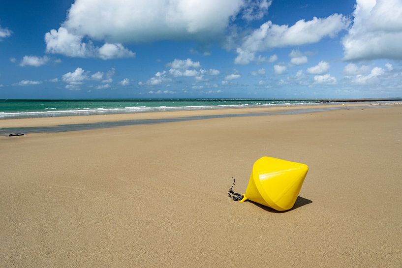 Gele zeeboei op het strand van Saint-Martin de Bréhal in Frankrijk van RB-Photography