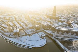 Die Innenstadt von Zwolle bei einem kalten Winter-Sonnenaufgang