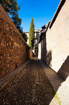 De zonnige steeg