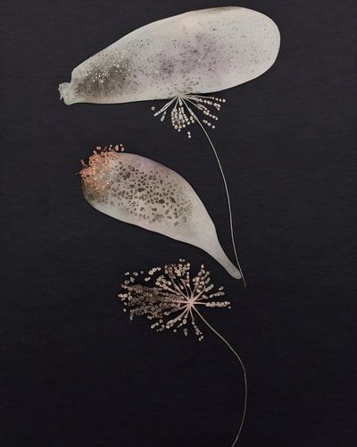 Flatlay van geperste bloemen gecombineerd met aquarel