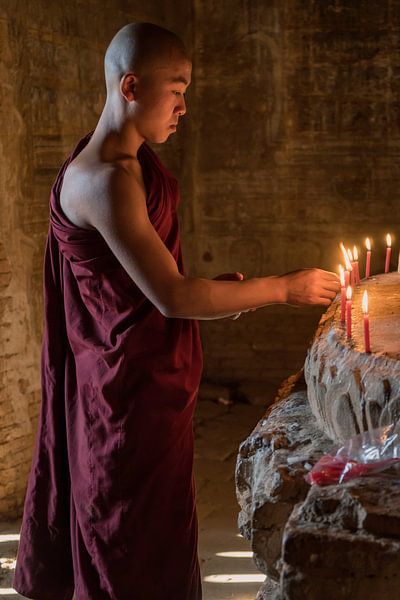 Prière devant Bouddha dans un temple de Bagan, Myanmar par Anges van der Logt