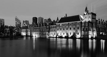 Den Haag Hofvijver am Abend schwarz-weiß von Marjolein van Middelkoop