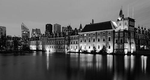 Den Haag Hofvijver in de avond zwart wit