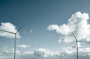 Windkraftanlagen mit blauem Himmel und Wolken im Hintergrund