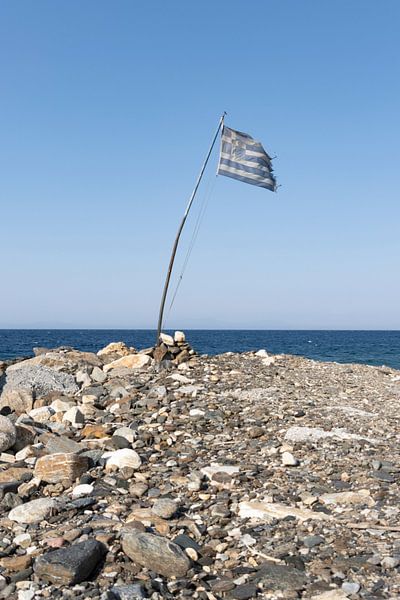 Drapeau grec sur une plage de galets au bord de la mer par Monique Giling