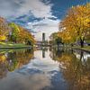 Les couleurs de l'automne se reflètent dans le canal de la ville de Leeuwarder sur Harrie Muis