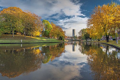 Herbstfarben spiegeln sich im Stadtkanal von Leeuwarder von Harrie Muis