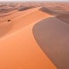 Bocht in Zandduin: Sikkelduinen in de Sahara van The Book of Wandering