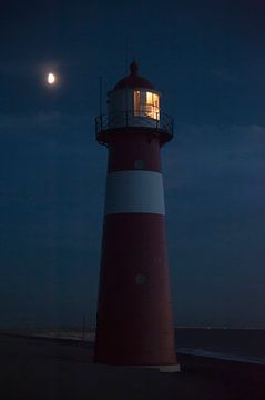 Lighthouse in the light of the moon sur Anouschka Hendriks