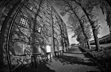 old building in black and white van Pascal Engelbarts