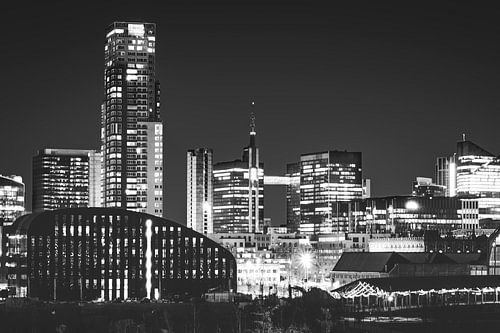 La ligne d'horizon du quartier d'affaires de Bruxelles la nuit | Noir et blanc