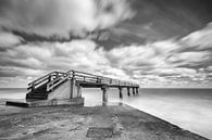 Black & White pier in de zee bij Omaha Beach Normandië  by Silvia Thiel thumbnail