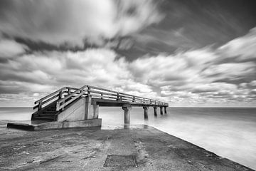 Black & White pier in de zee bij Omaha Beach Normandië  van Silvia Thiel