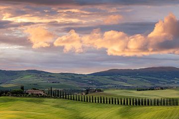 Wolken drijven boven Poggio Covili Toscane Italië van Marga Vroom